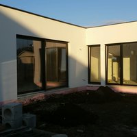 hellgelbes Einfamilienhaus